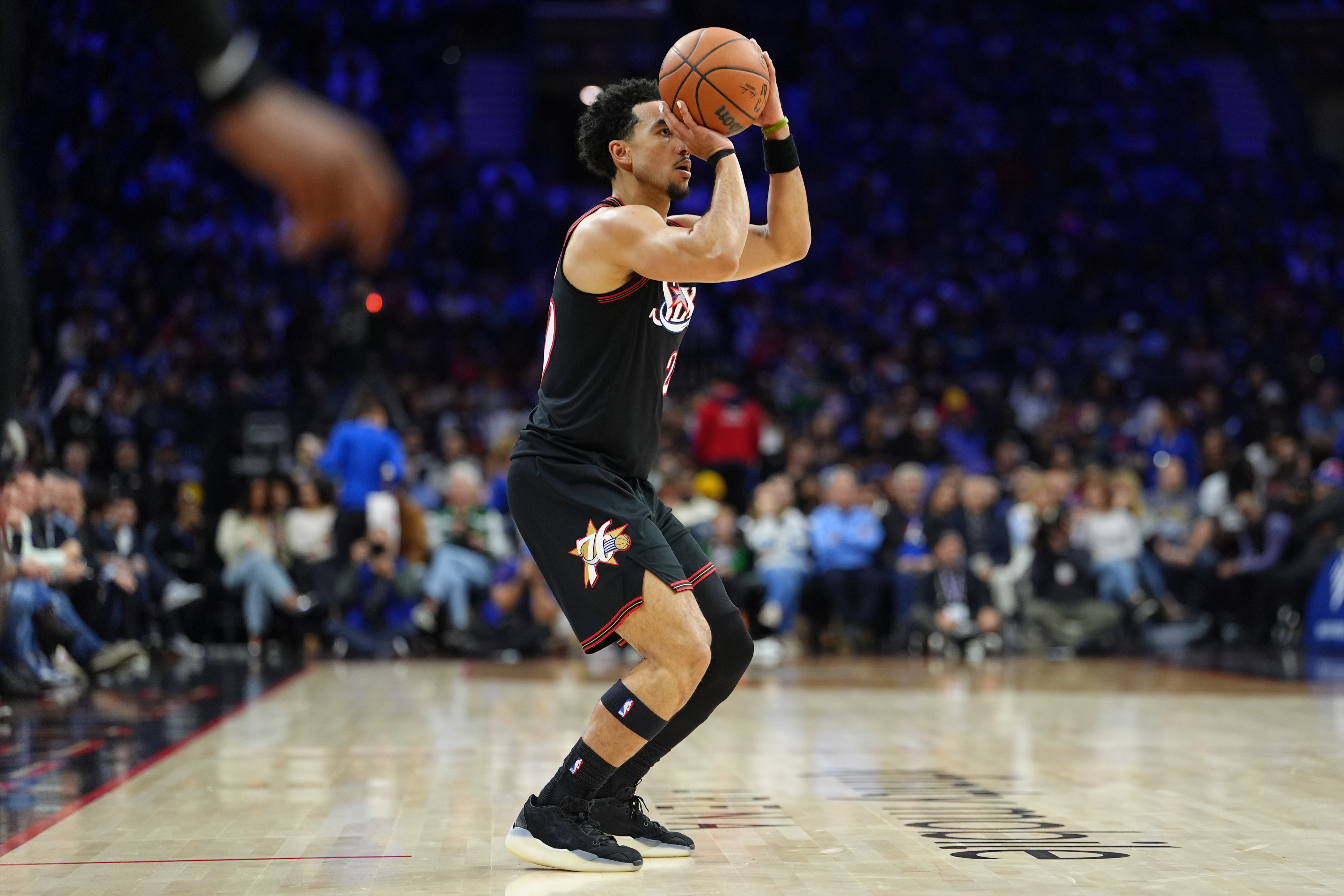 华体会体育-效率挺高！麦凯恩半场出场9分钟5投3中拿到8分 其中三分4中2