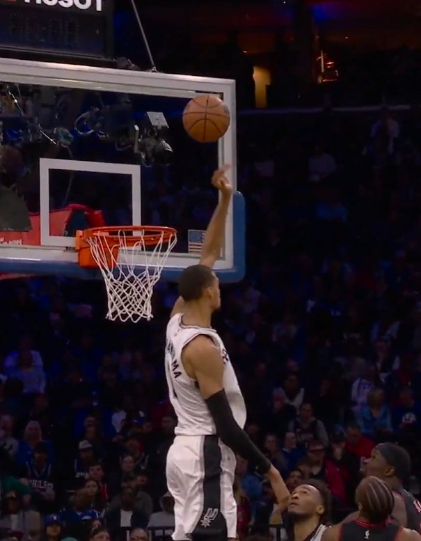 HuaTiHui-这都能忍住！文班想盖马克西抛投 但瞬间判断出干扰球 硬生生收手